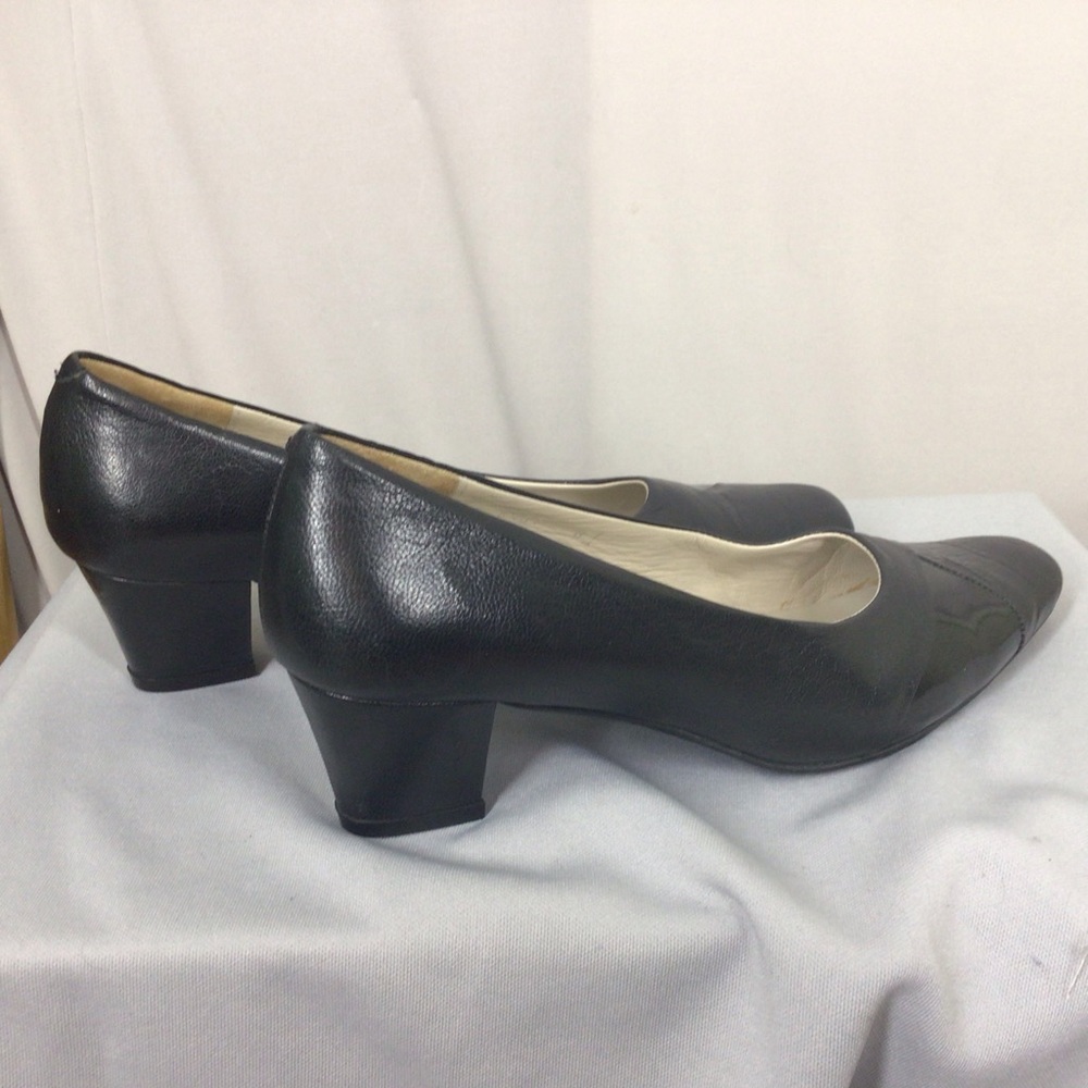 Block heel leather pumps
